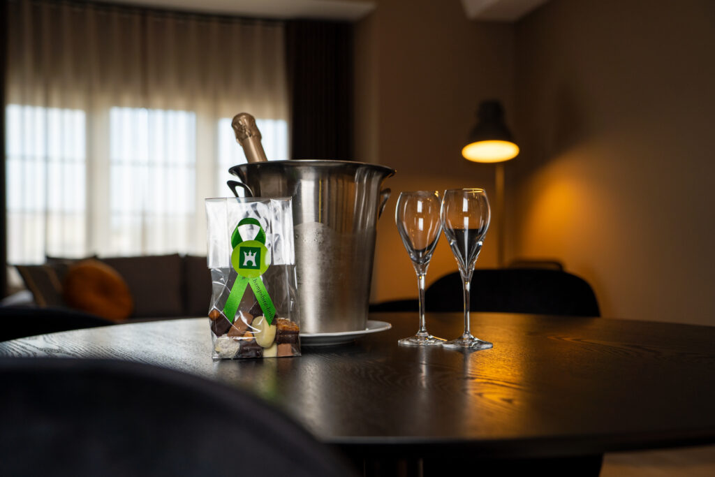 Fles wijn en 2 glazen bij ontvangst in het romantisch hotel in Valkenburg